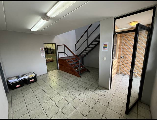 1,040M² WAREHOUSE TO LET IN KILLARNEY GARDENS